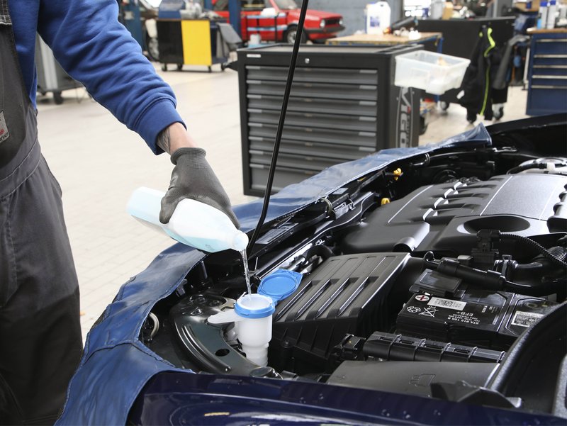 Bild sommer-scheibenreiniger-auto-nachfuellen.jpg